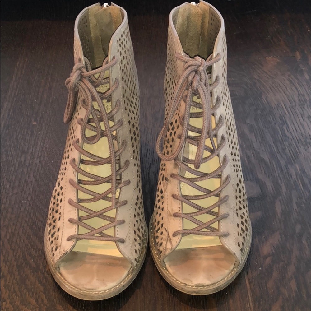 Vince Camuto Tulina lace up booties size 8.5